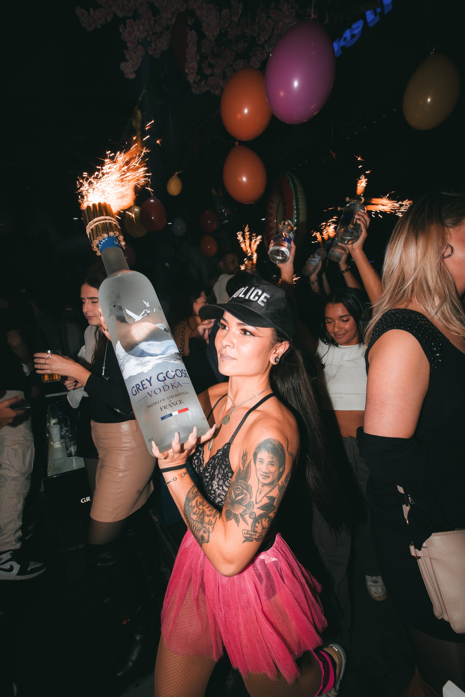 Performeuse avec bouteille Grey Goose illuminée